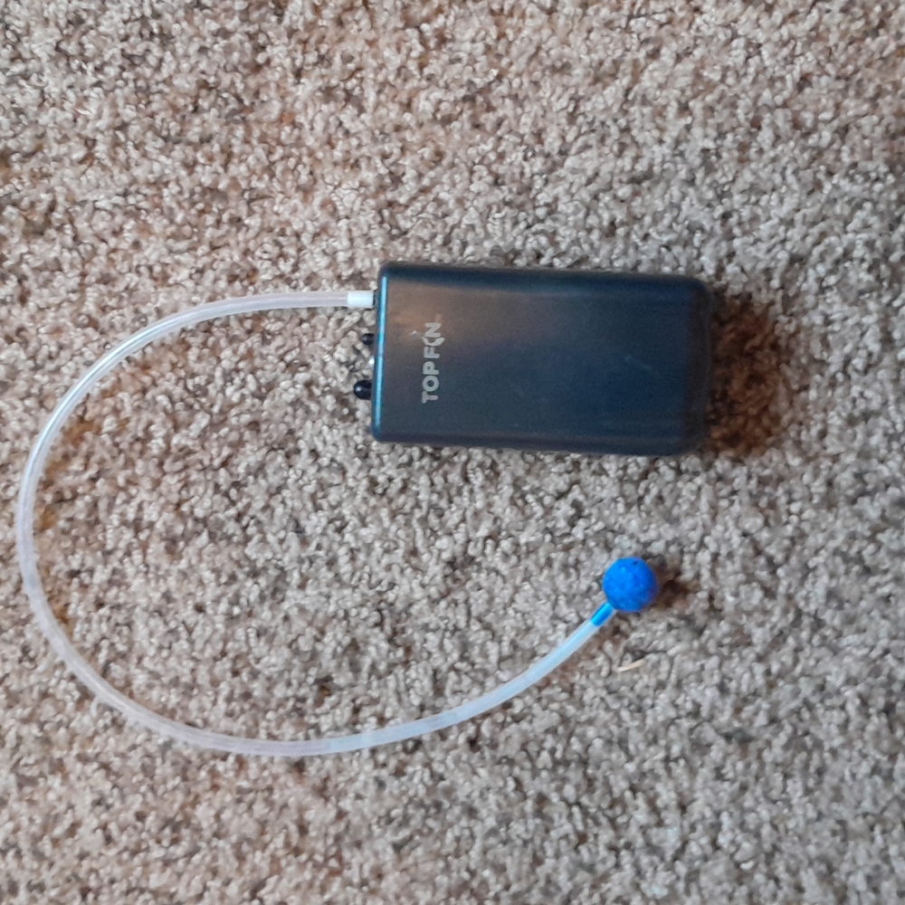 Battery operated fish pump